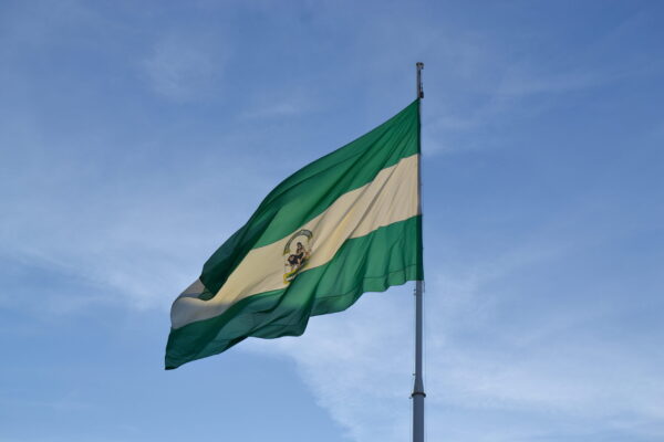 Descubre el origen de la Bandera de Andalucía y quién fue su creador.
